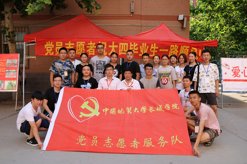 【毕业季】教师家车送学子  浓浓温情归家路