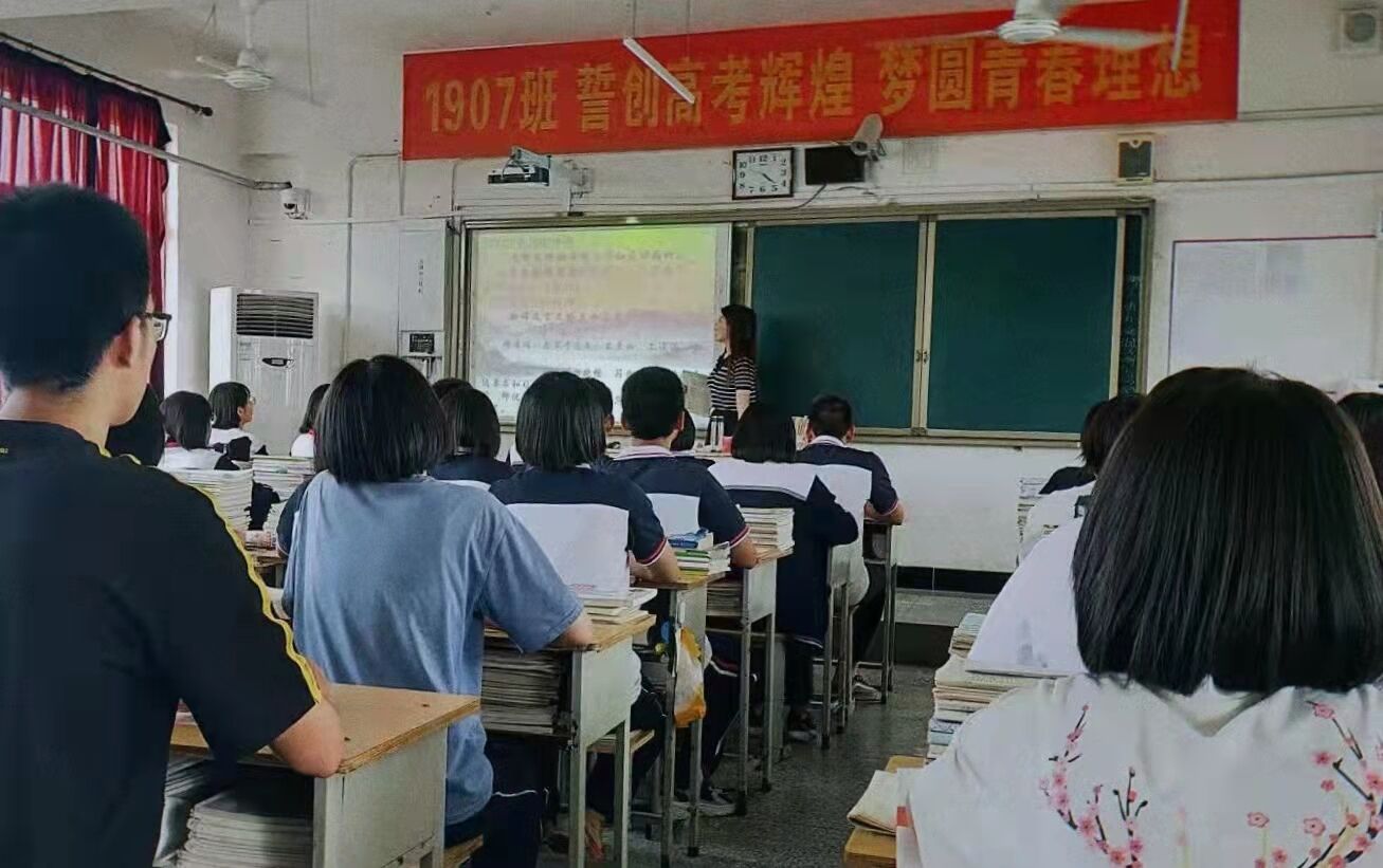 杨淏悦  ---毕业当年考上家乡的人民教师，现就职于河北灵寿中学。
