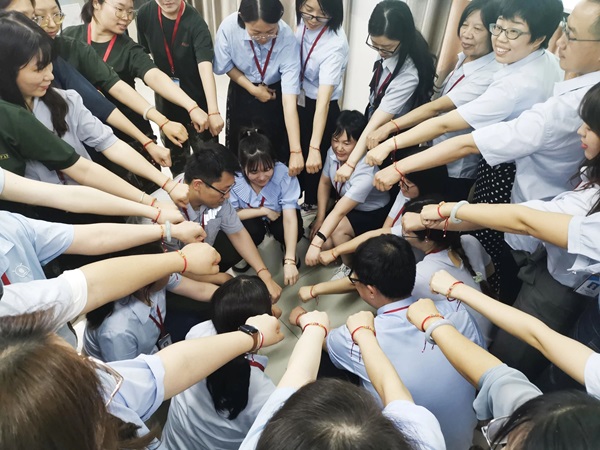 保定理工学院||管理学院||端午送福利 关怀沁人心——我院为教职工发放端午节礼品