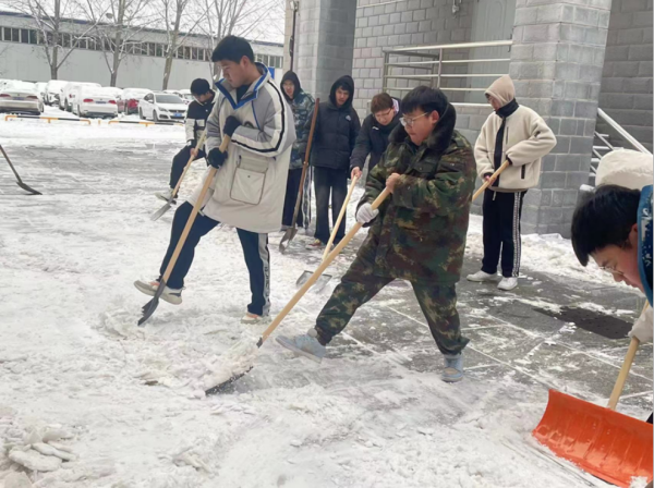 保定理工学院||管理学院||党员先锋在行动 清雪除冰传温情