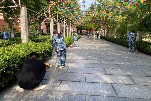 劳动教育|保定理工学院|管理学院|我院开展“垃圾不落地，校园更美丽”校园清洁活动