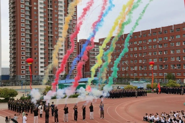 【军训收官，启航新程】军训淬炼成长，大学逐梦启航——保定理工学院2025级新生军训结营式暨开学典礼圆满结束