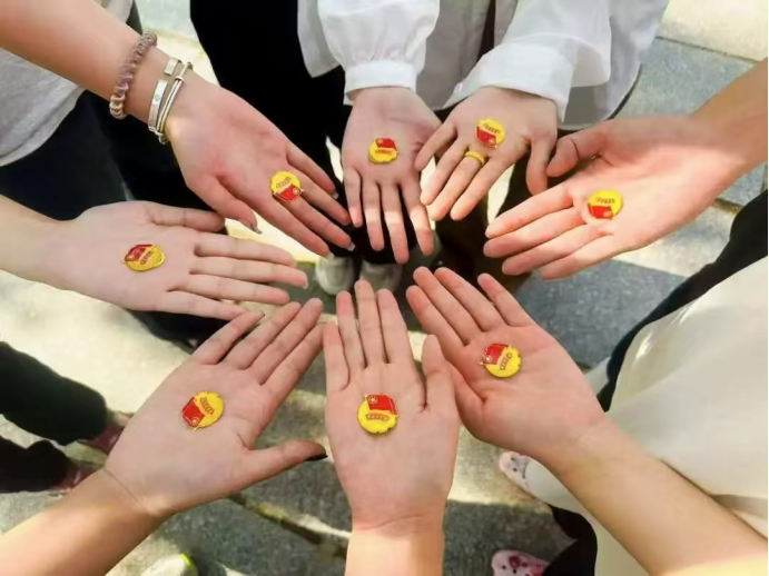 主题团日|【艺术学院】团日活动(一):“告白青春”与团徽团旗合影活动