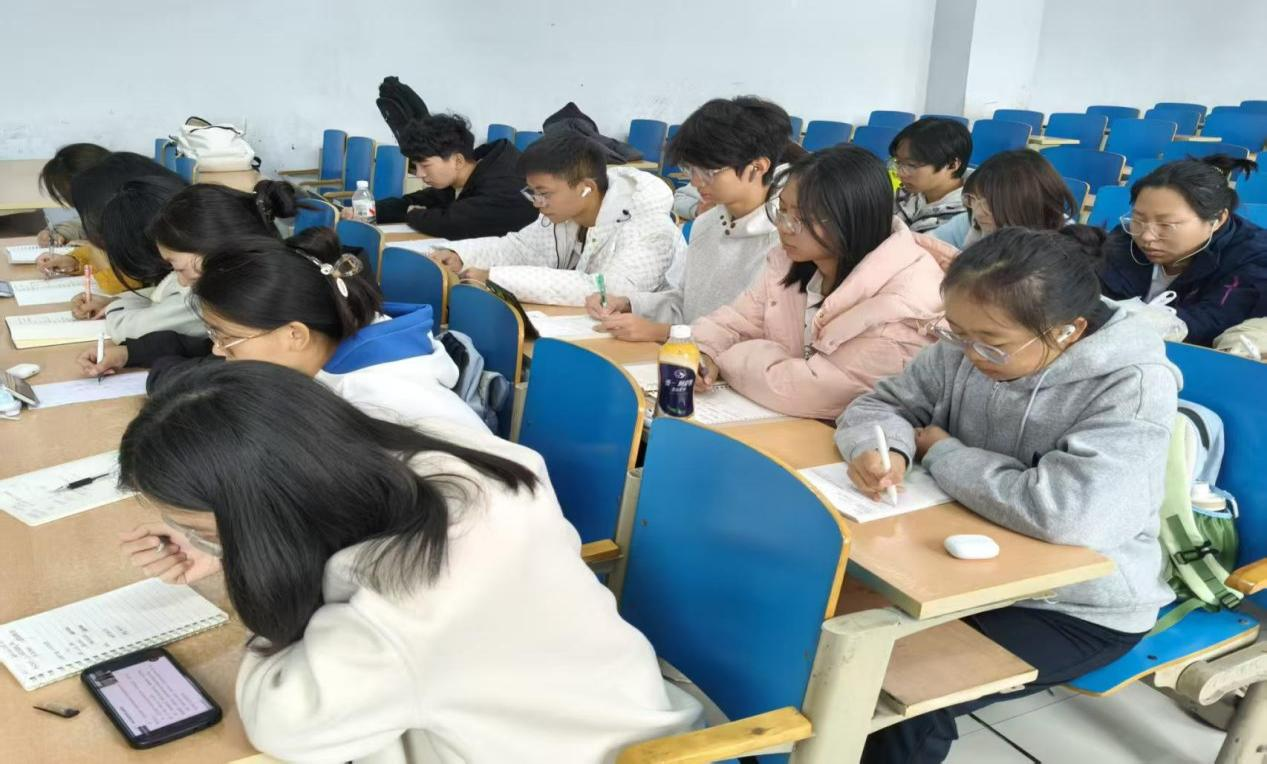 保定理工学院应用心理学公益小组：以专业之力，筑公益心理防线