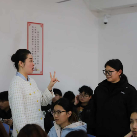 “奋斗青春，筑梦未来” ——保定理工学院执行董事长王美新为我院 学子讲授职业生涯规划课