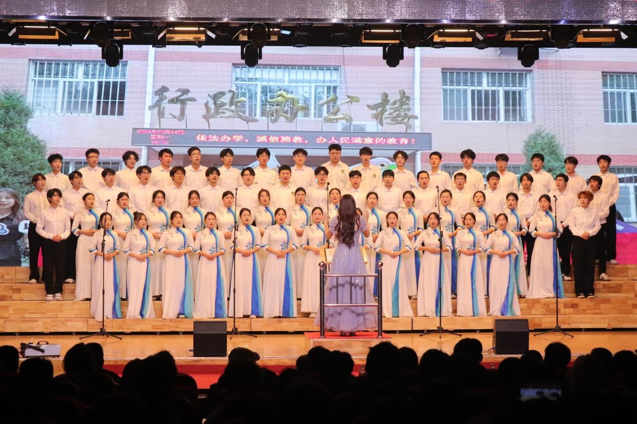 忆往昔峥嵘铭记一二·九 颂今朝盛世牢记爱国心 ——保定理工学院举办爱国主义合唱比赛