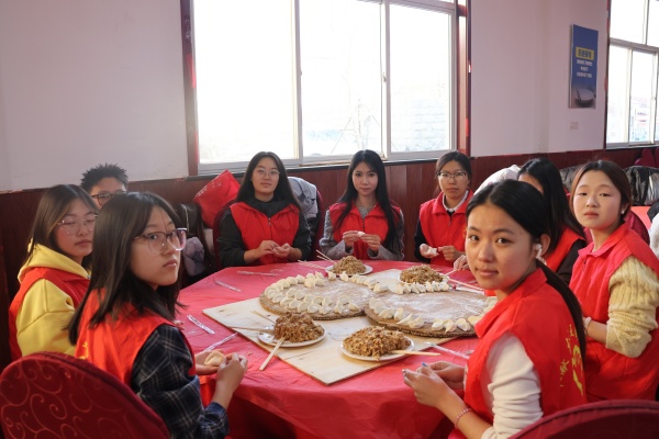 保定理工学院经济学院志愿者走进东小庄村开展“冬至送暖，志愿同行”主题冬至饺子宴活动