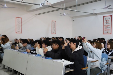 “奋斗青春，筑梦未来”——保定理工学院执行董事长王美新为我院学子讲授职业生涯规划课