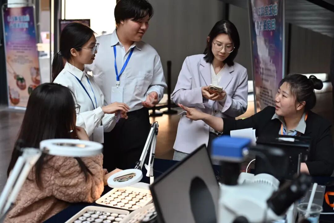 不止三月!保定理工青年把雷锋精神刻进行动里——我校团委开展学雷锋系列活动