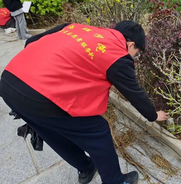 养成教育|保定理工学院管理学院学子以“弯腰行动”行动诠释文明素养