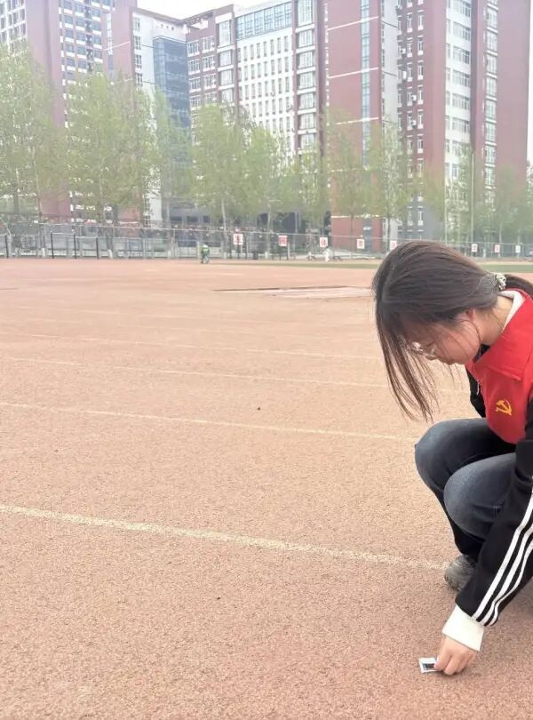 养成教育|保定理工学院管理学院学子以“弯腰行动”行动诠释文明素养