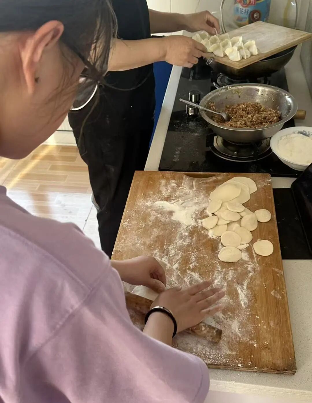 以劳践恩 以行育人——保定理工学院管理学院开展“劳动感恩・家庭践行”体验式劳动教育