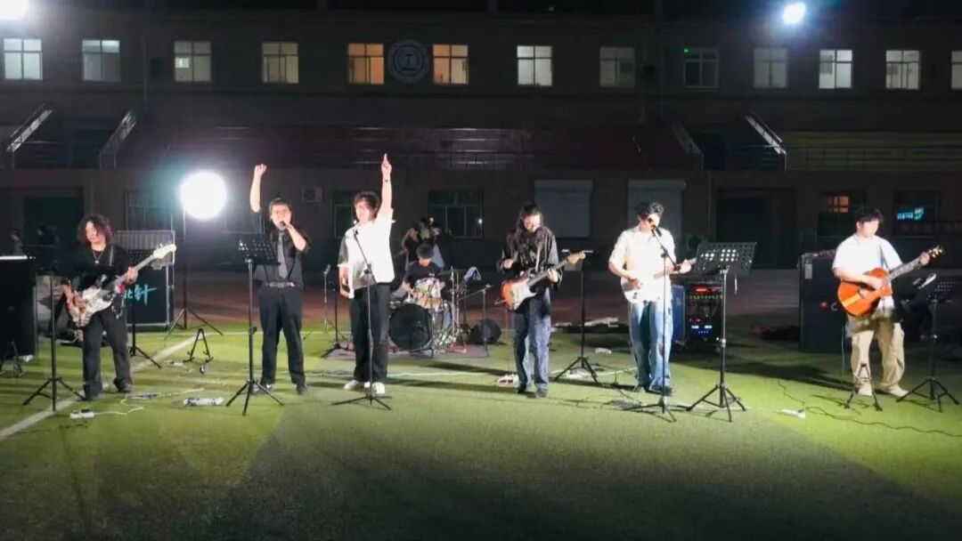 风遇校园，音浪留声——草地音乐节圆满落幕——我们把春天唱成了歌