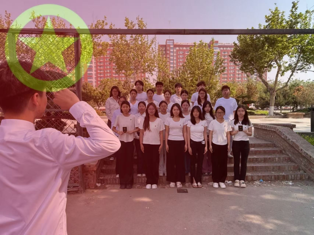 五四青年节——咔嚓！保理学子与团旗的青春同框