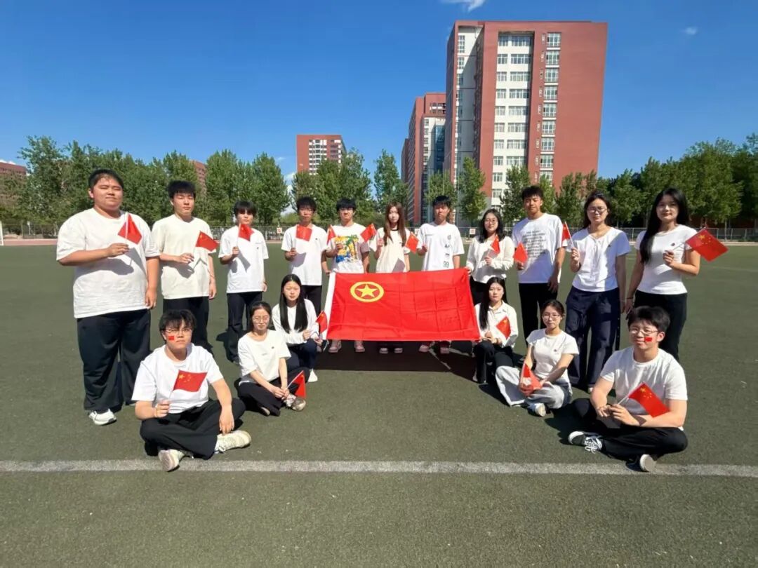 五四青年节——咔嚓！保理学子与团旗的青春同框