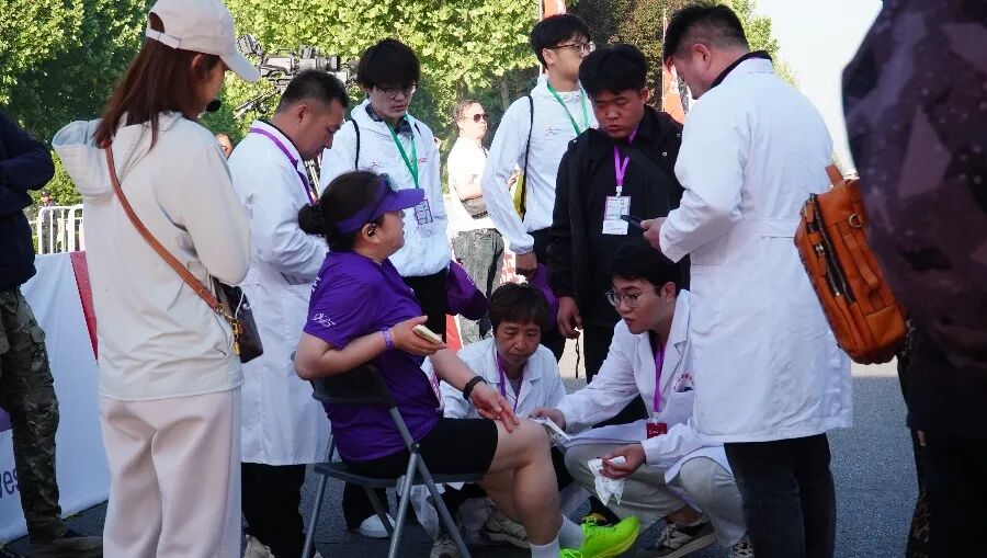 青春守护赛道 志愿筑牢防线——保定理工学院310名志愿者助力2026长城汽车智慧工厂半程马拉松圆满落幕