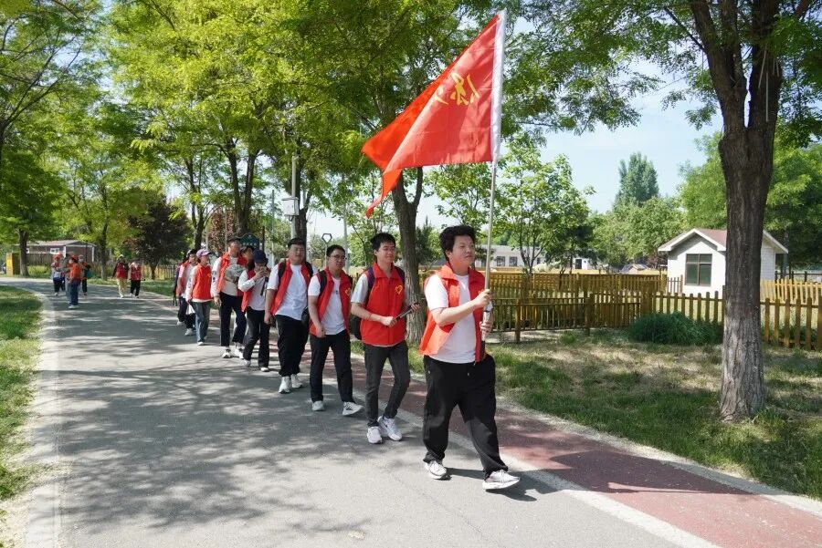 保定理工学院积极参与保定市第八届公益徒步行活动