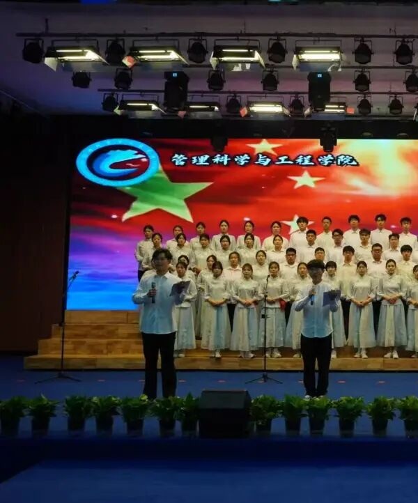 五四薪火传 青春赴新程|保定理工学院管理学院学子在纪念五四运动107周年表彰暨朗诵大会中展现青春担当