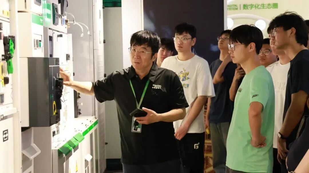 深化产教融合 赋能实践育人｜保定理工学院组织师生赴北京施耐德电气研学
