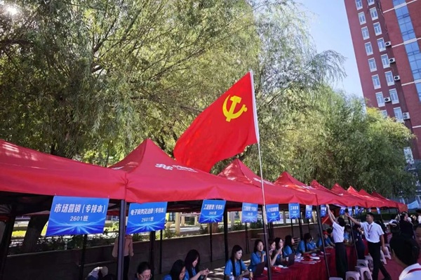 以服务为本 暖心迎接萌新｜保定理工学院管理科学与工程学院2026级迎新工作顺利开展