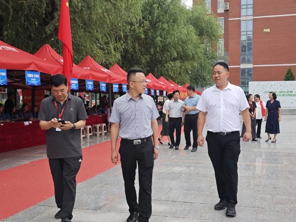 心系萌新 深耕服务｜校领导莅临我院迎新现场视察指导工作
