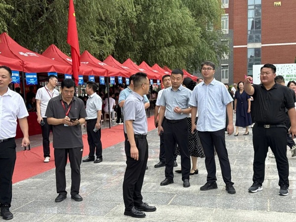 心系萌新 深耕服务｜校领导莅临我院迎新现场视察指导工作