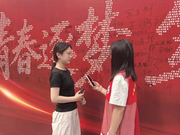 签名定格初见，采访聆听心声｜管理科学与工程学院暖心开展迎新采访工作