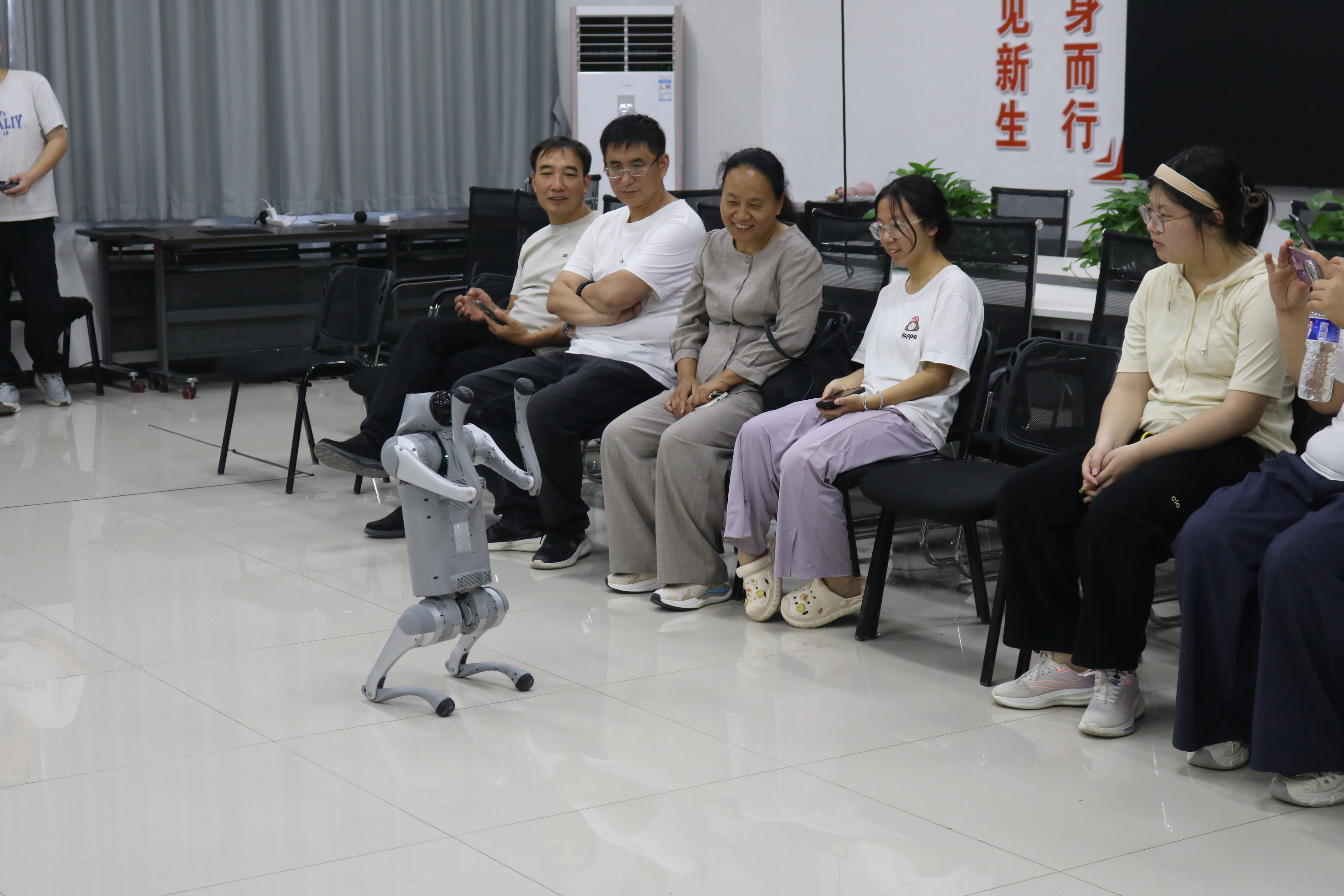 走进实验室，家校面对面——经济学院2026级新生家长代表参观活动