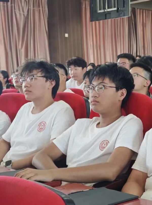 入学教育专题｜保定理工学院管理科学与工程学院举办2026级新生入学教育校友分享会