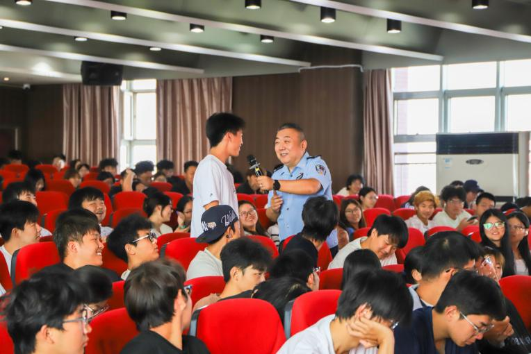 警校联动上好＂开学第一课＂ 反诈护航青春新征程——保定理工学院开展大一新生反诈专题讲座