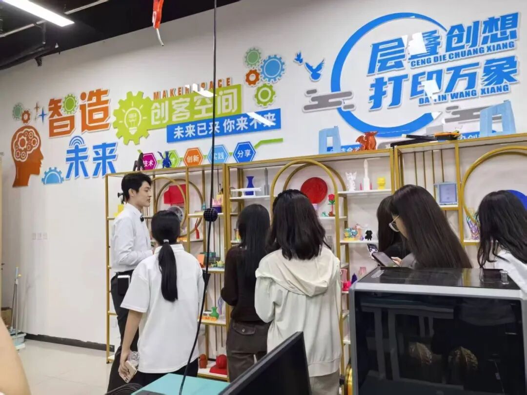 探秘科创实验室，启航崭新求学路——教育学院组织2026级新生参观校园特色实验室