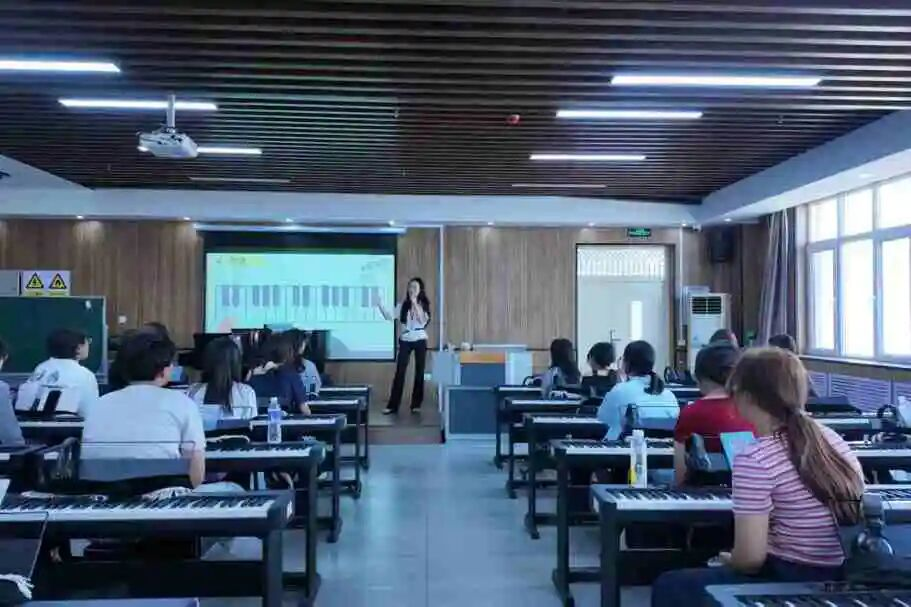 【教育学院·学院快讯】实验室开放共享，研学交流共成长——教育学院面向全校新生开放特色实验室参观活动