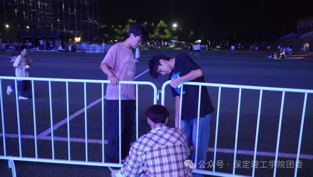 致敬幕后微光——聚光灯之外！是他们托举起整场青春盛典