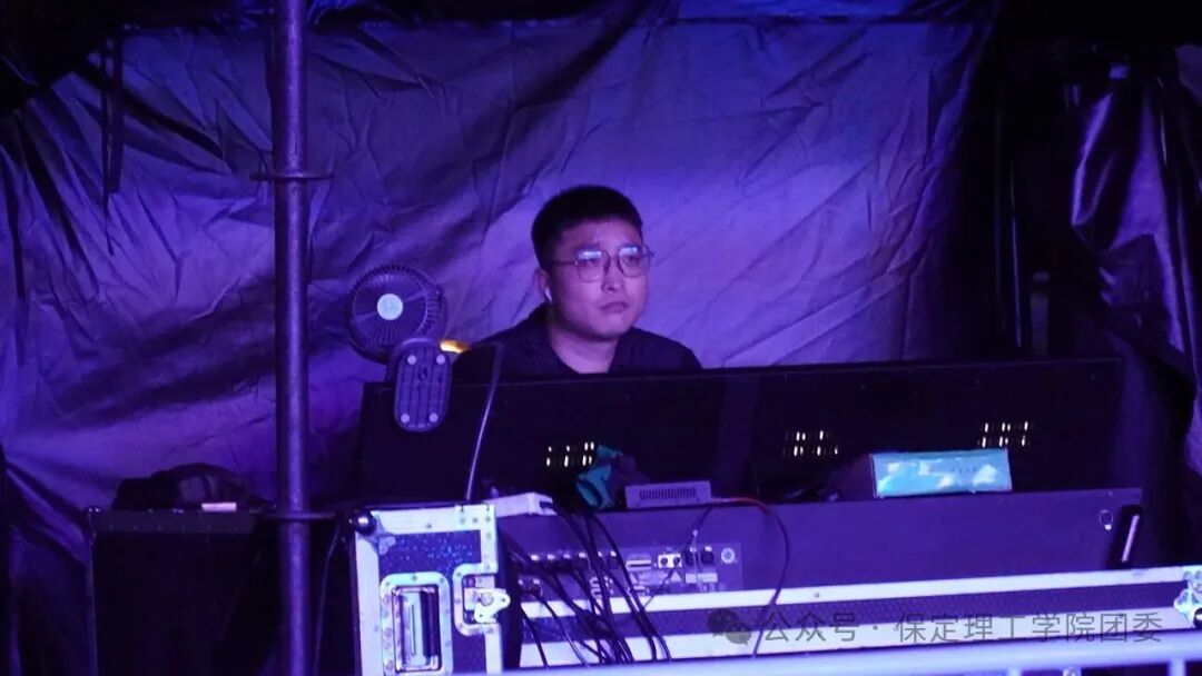致敬幕后微光——聚光灯之外！是他们托举起整场青春盛典