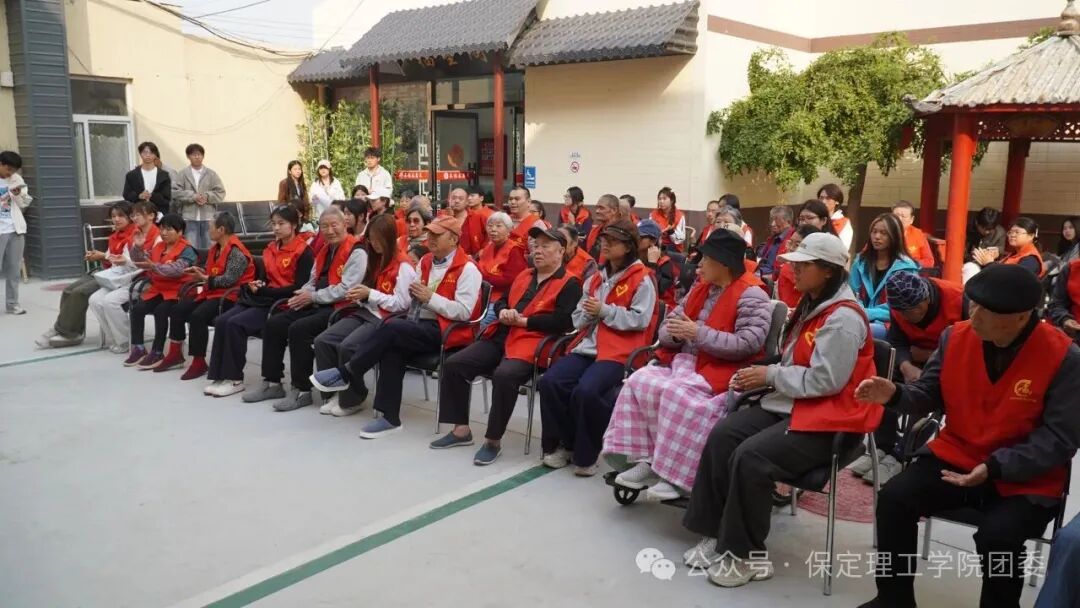 保定理工学院青年志愿者中心开展敬老公益志愿服务活动