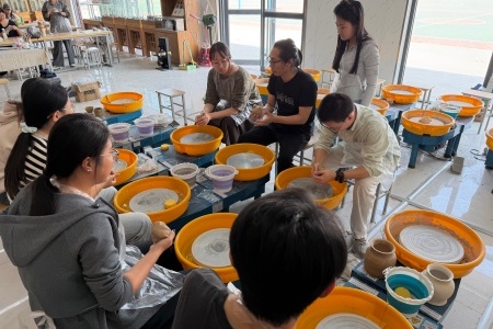 传承定瓷文脉，赋能设计育人——陈氏定瓷非遗传承人刘永昌驻校授课