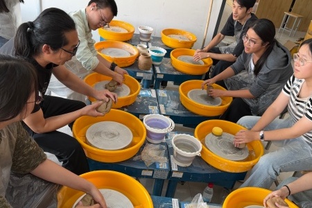 传承定瓷文脉，赋能设计育人——陈氏定瓷非遗传承人刘永昌驻校授课