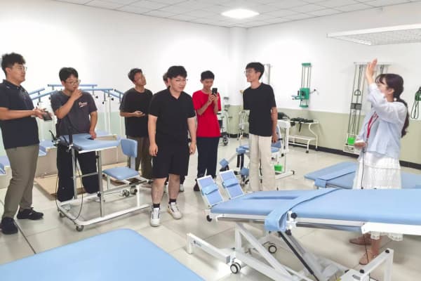 【跨院探新境，康复初相识】2026级新生到访康复医学院实验室参观学习