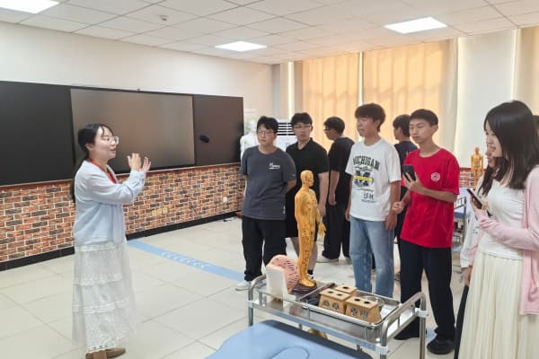 【跨院探新境，康复初相识】2026级新生到访康复医学院实验室参观学习