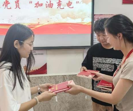 艺术学院学生支部发放“政治礼包” 为新发展党员“加油充电”