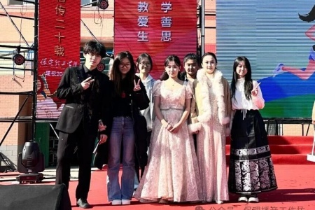 青春之声献礼华诞，专业实践彰显风采——艺术学院播音与主持艺术专业师生倾情主持建校二十周年高质量发展大会与2025年秋季运动会