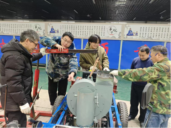 落叶清扫车研发与应用师生工作室简介