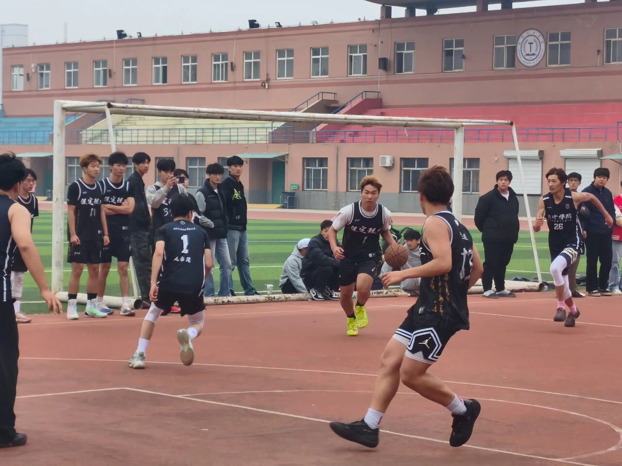 以球聚力聚同心，热血竞技显担当——我院踊跃参与学校第二十一届“迎新杯”篮球赛
