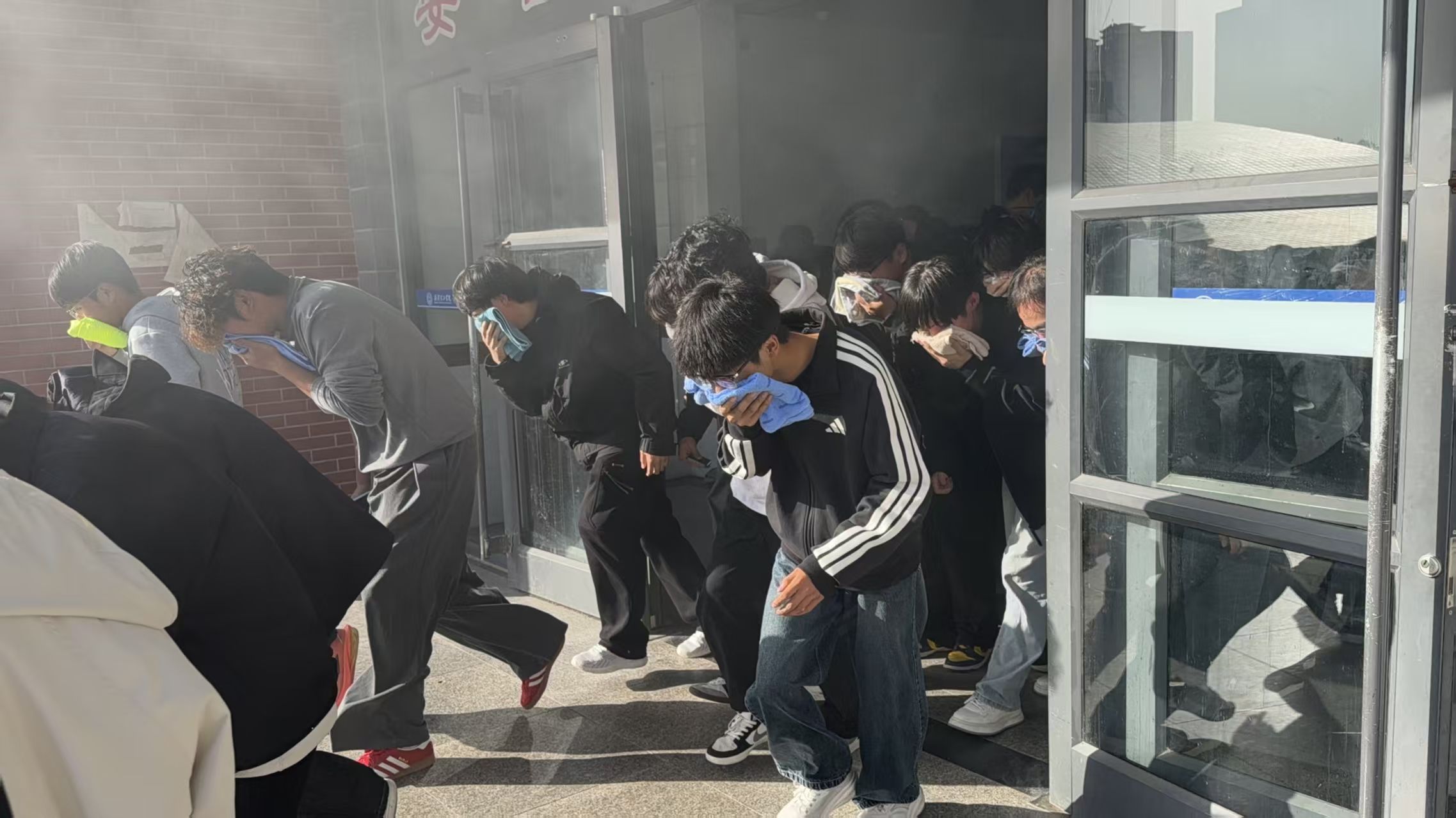 实战演练筑防线 以练促防保平安——管理科学与工程学院开展消防应急疏散实战演练