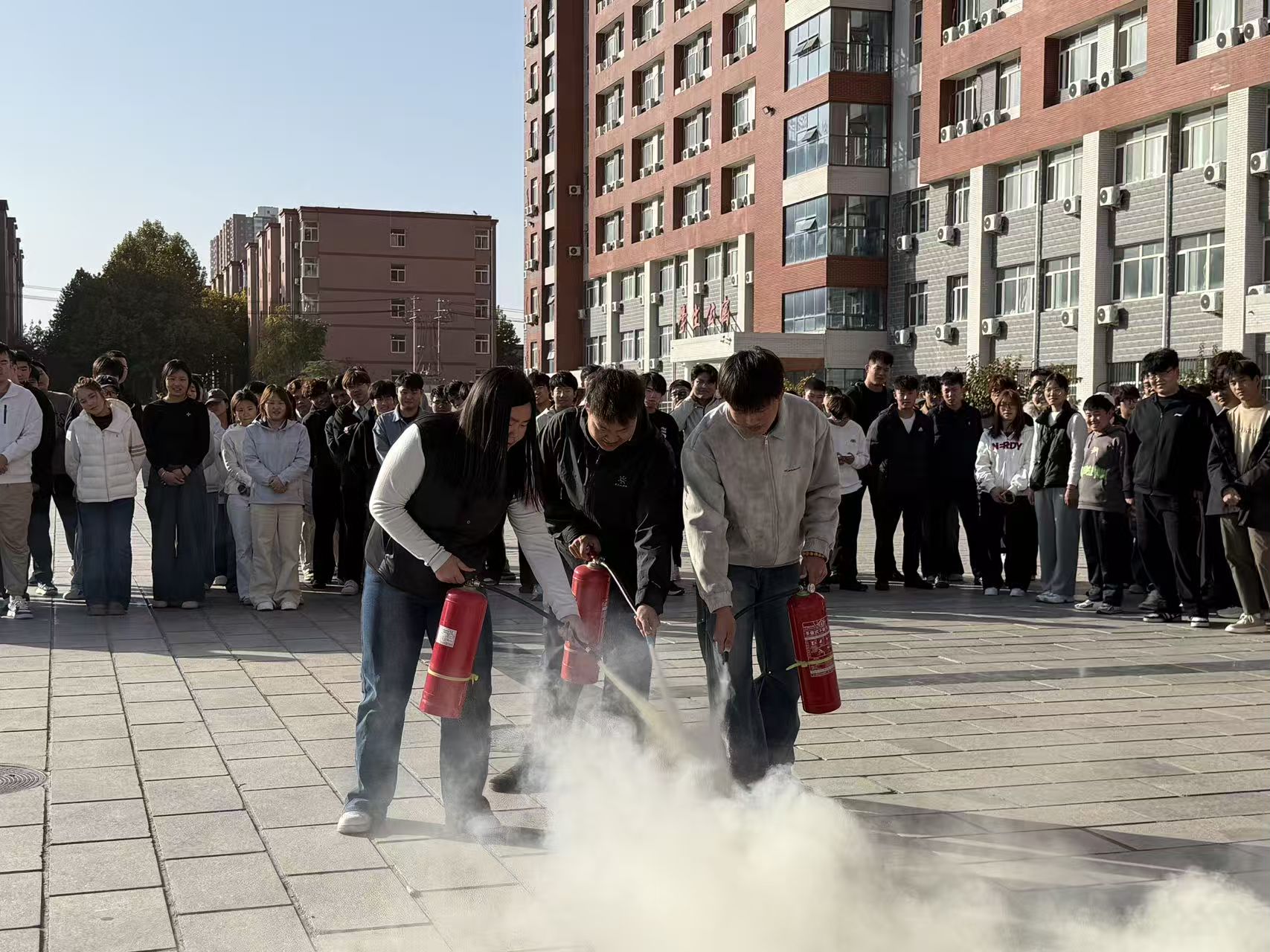 实战演练筑防线 以练促防保平安——管理科学与工程学院开展消防应急疏散实战演练