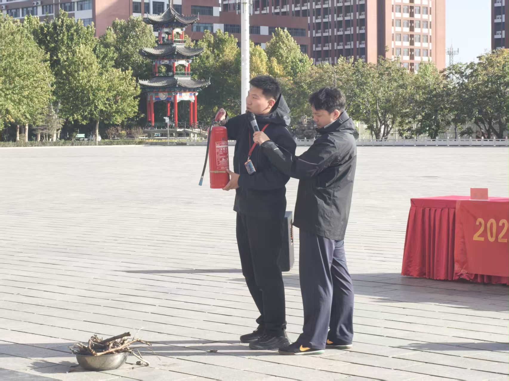 实战演练筑防线 以练促防保平安——管理科学与工程学院开展消防应急疏散实战演练
